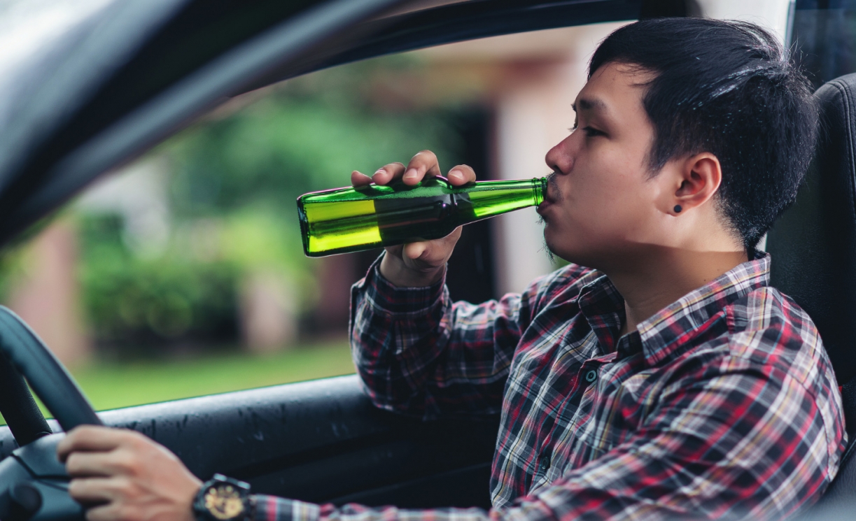 Za kierownicą po alkoholu doprowadził do stłuczki podczas wyprzedzania