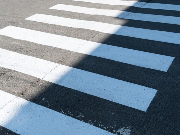Bezpieczna droga do szkoły: Policja uczy dzieci zasad ruchu drogowego