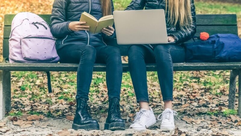 Cyfrowa rewolucja dla seniorów: darmowe szkolenia w bibliotece!