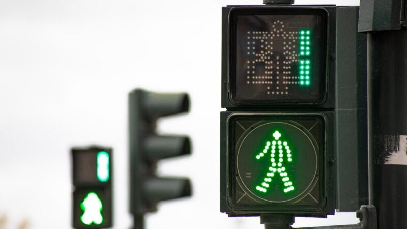 Czujny przechodzień ocalił seniora przed oszustwem w Ełku!