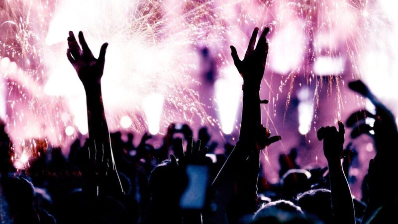 Wieczór poezji i muzyki z Dominiką Dobrosielską w Ełku: magia słów i dźwięków