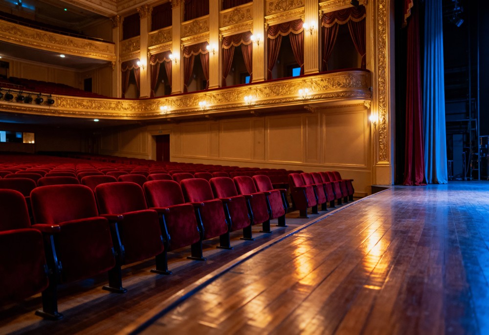 Premiera monodramu „Ptaki krzyczą nieustannie” w Ełku – Zobacz relację!