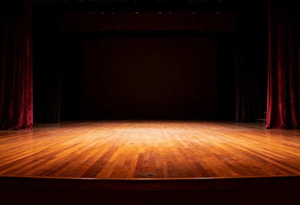 Emocjonalna podróż w monodramie „Ptaki krzyczą nieustannie” w Ełku