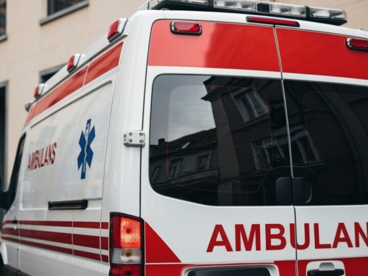 Policyjne małżeństwo błyskawicznie uratowało mężczyznę, który upadł na lodzie