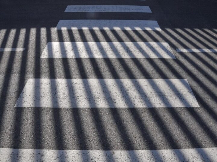 Policja odnajduje zaginioną seniorkę dzięki czujności taksówkarza