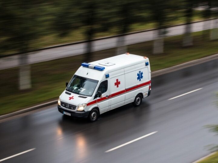 Zimowe zagrożenia: Dlaczego należy usuwać śnieg z dachów?