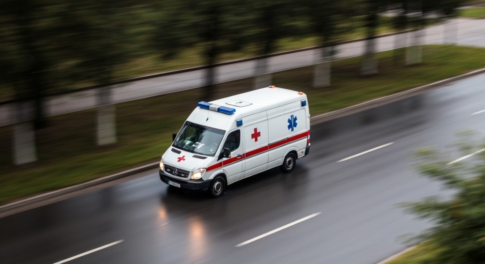 Zimowe zagrożenia: Dlaczego należy usuwać śnieg z dachów?