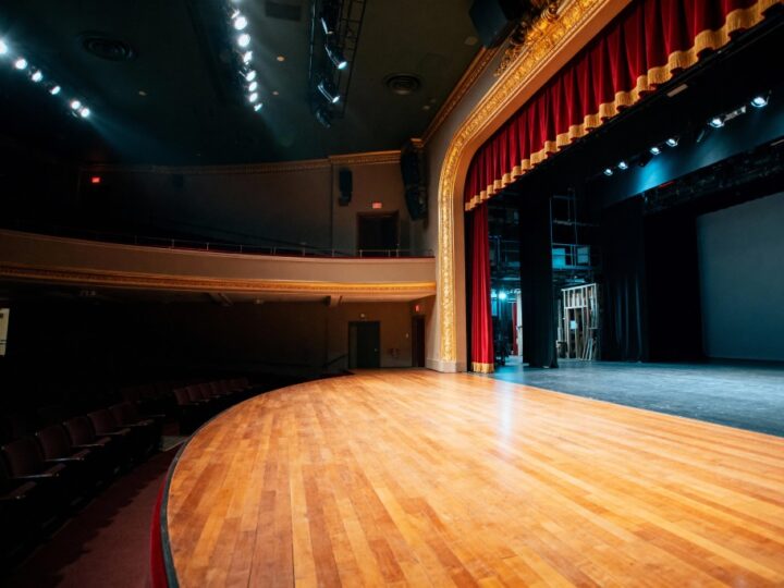 Teatr Scena 55 w Grajewie zaskakuje spektaklem „Kandydatki na żonę