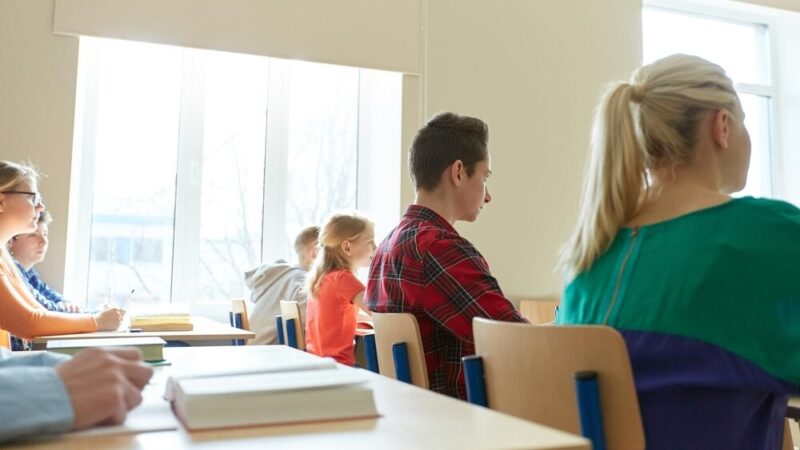 Przedszkolaki odwiedzają starostwo z okazji Dnia Świadomości Autyzmu