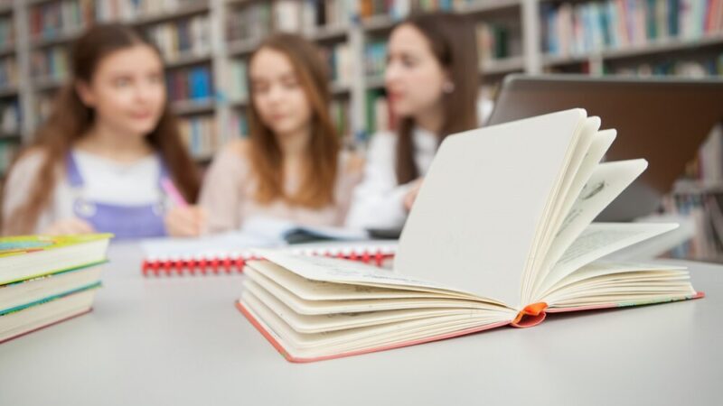 Uczniowie SP3 odkrywają tajniki samorządu w Urzędzie Miasta Ełku