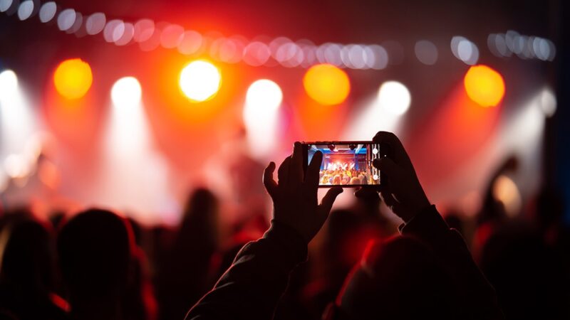 Potańcówka dla Seniorów w Ełku: Muzyczna Noc Pełna Radości!