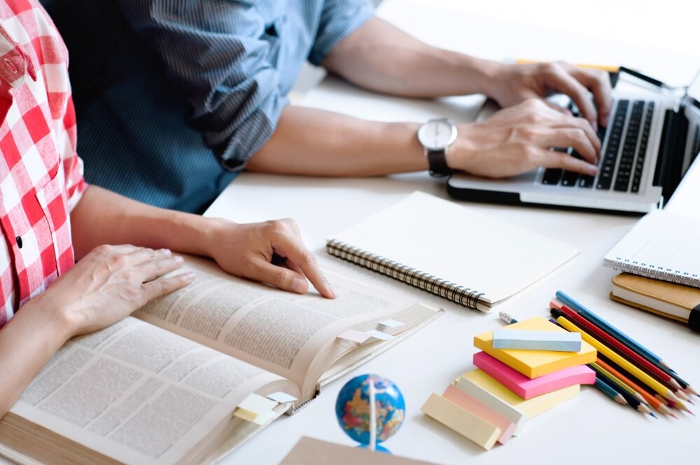 Nowa era edukacji w Woszczelach – umowa na modernizację szkoły podpisana!