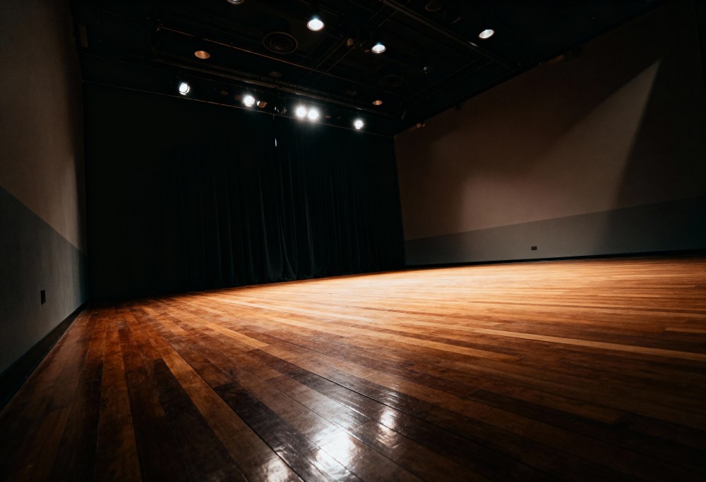 Improwizacje i emocje: niezapomniany wieczór w Ełckim Centrum Kultury