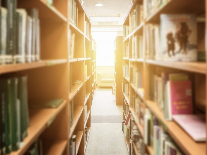 Wakacyjne godziny otwarcia biblioteki – sprawdź, kiedy możesz nas odwiedzić!