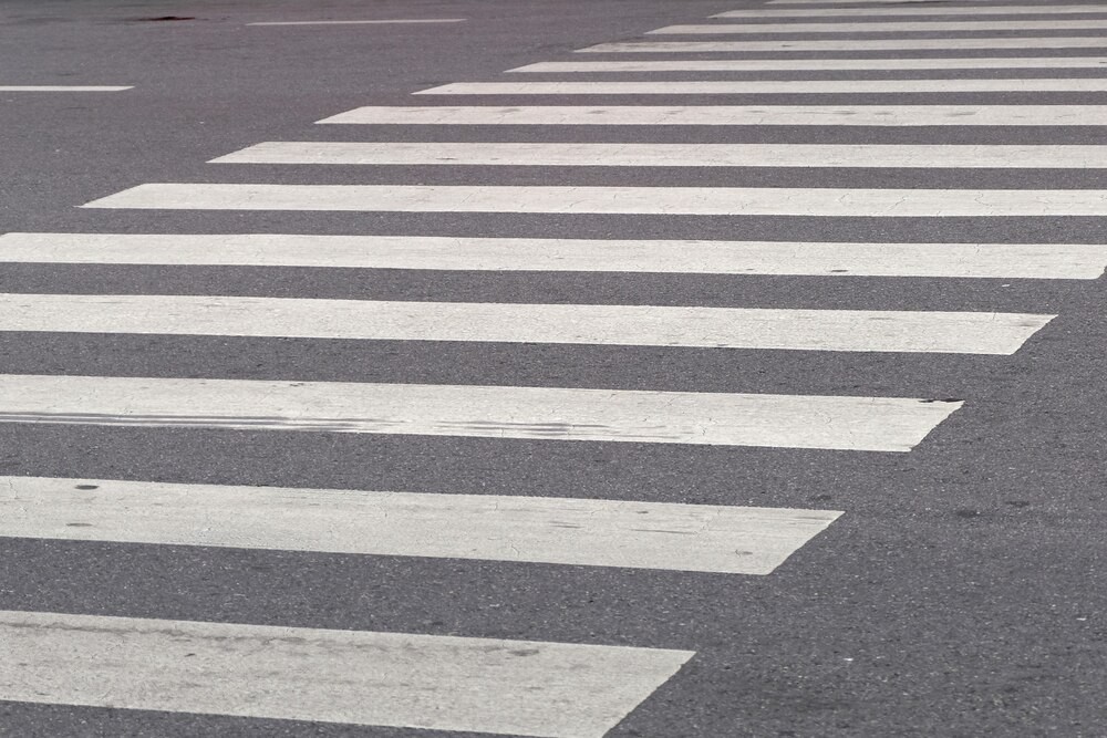 Pieszy bez odblasków stwarza zagrożenie na drodze – kierowca interweniuje